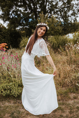 Jeu de transparence, légèreté et fluidité, cette jolie cape se porte sur notre top Lea ou Nina. Capeline ivoire clair en tulle brodé orné d'un galon de dentelle. 