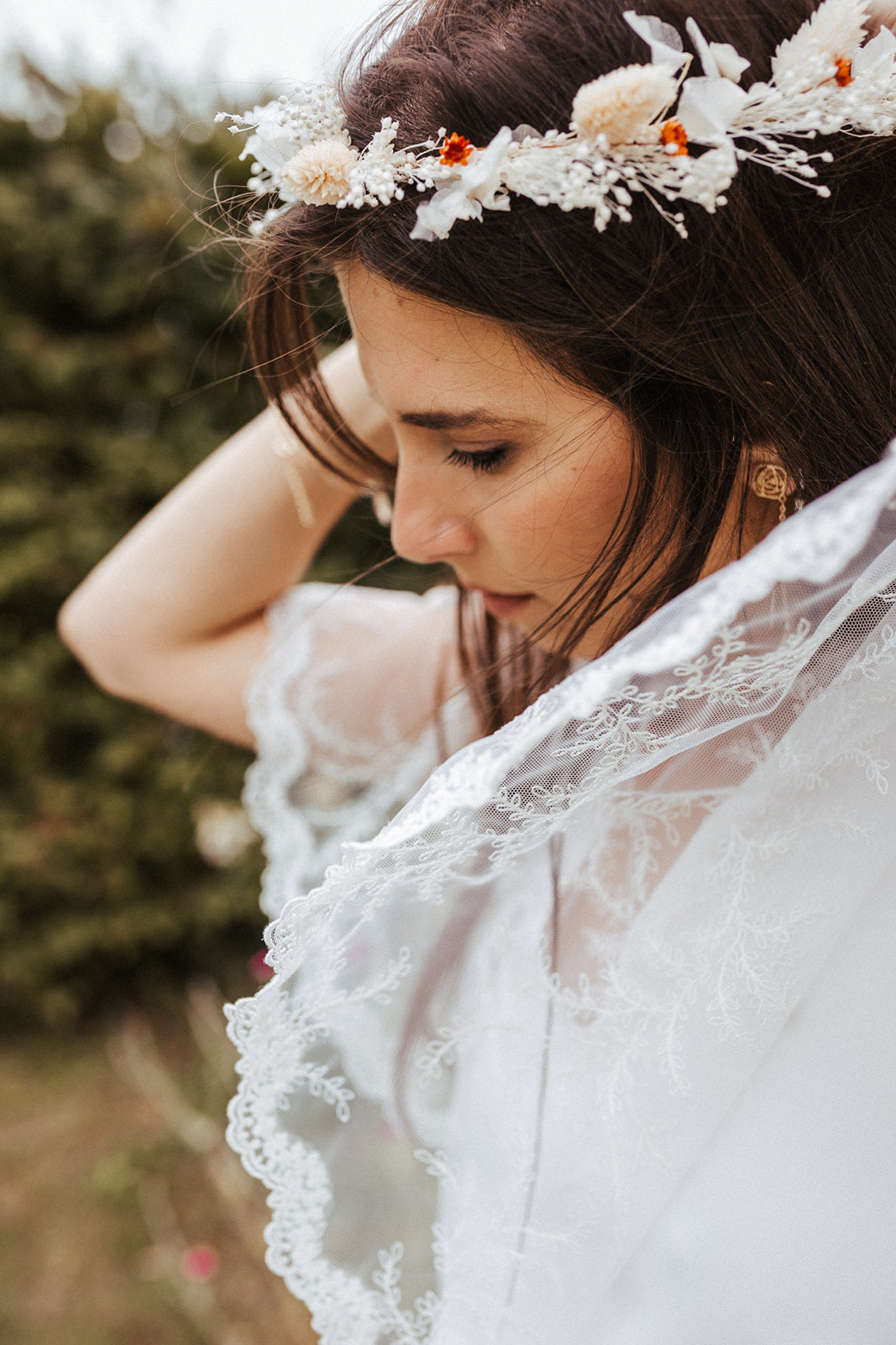 Jeu de transparence, légèreté et fluidité, cette jolie cape se porte sur notre top Lea ou Nina. Capeline ivoire clair en tulle brodé orné d'un galon de dentelle. 