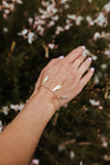 Joli bracelet fin et délicat, il est orné de jolies perles transparentes et de 3 feuilles sculptées suspendue à la chaine.