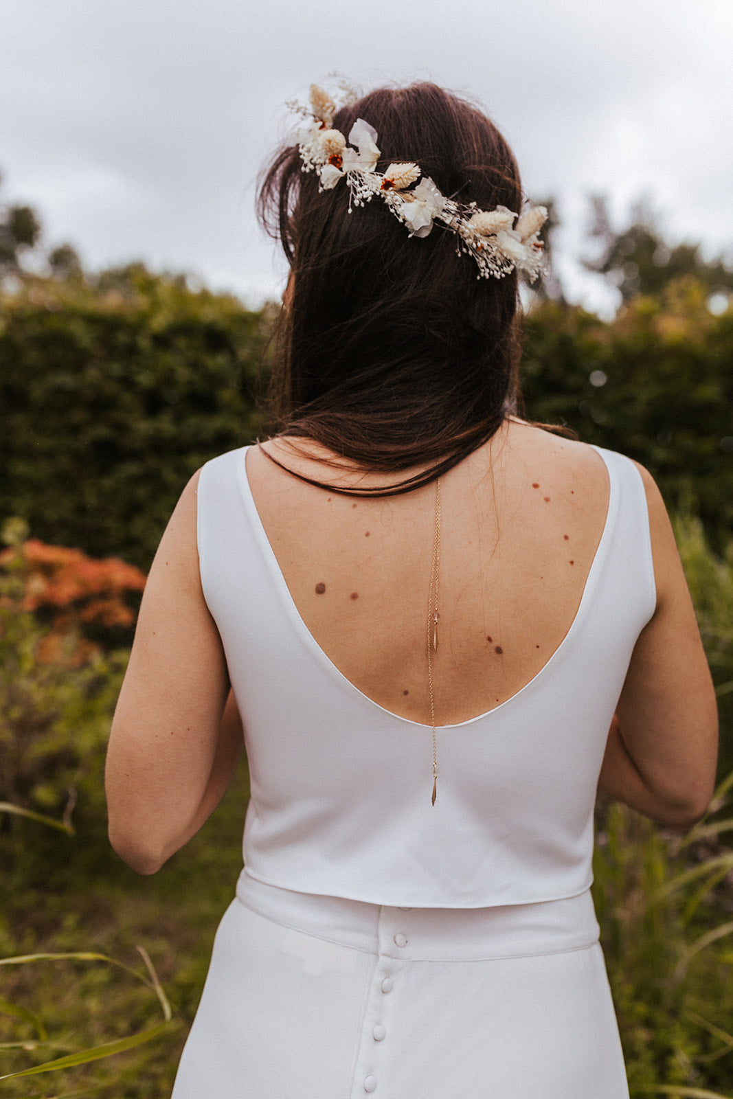 Joli collier fin et délicat parfait pour embellir votre décolleté dos