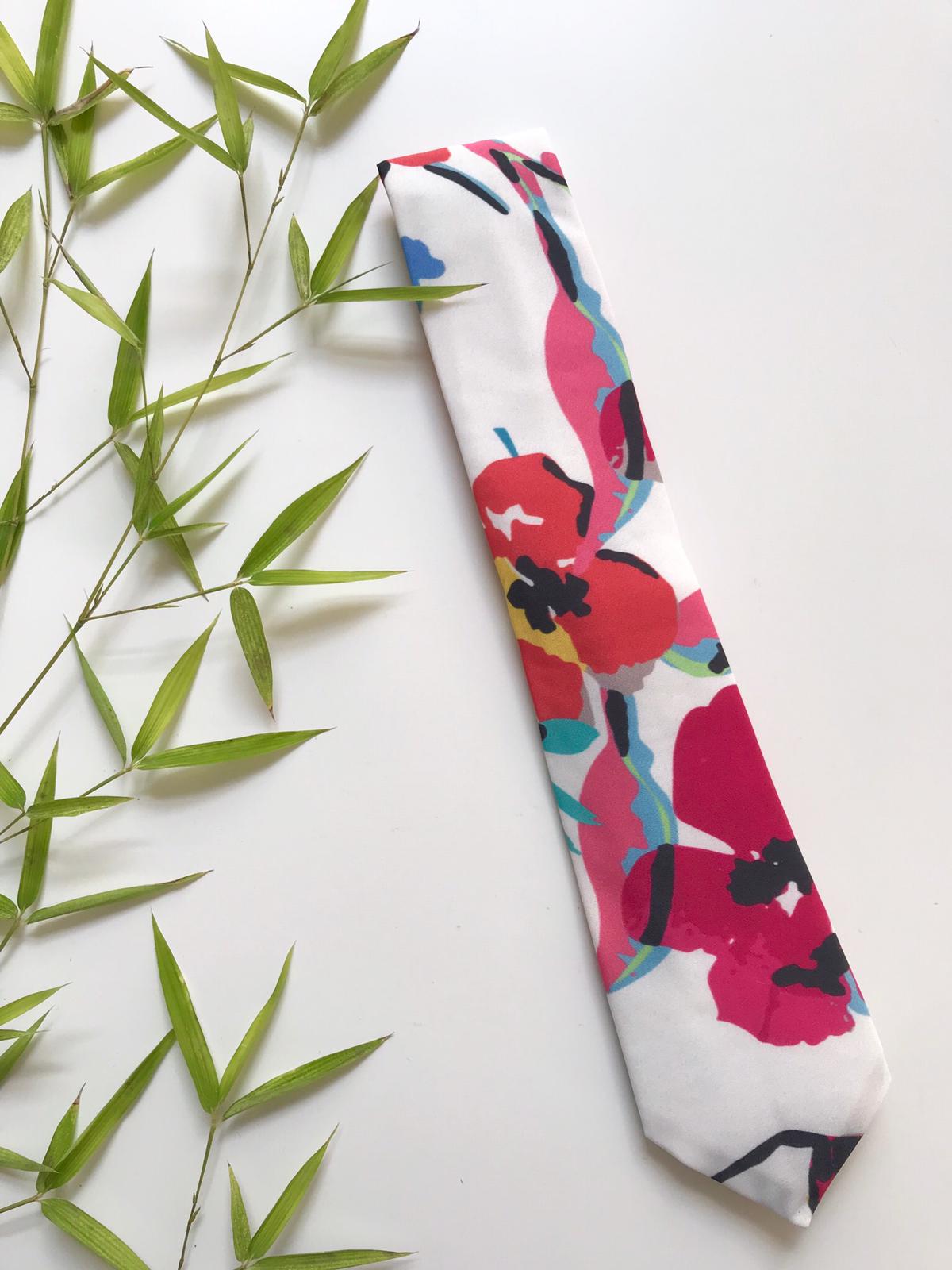 Cravate imprimé fleuri framboise
