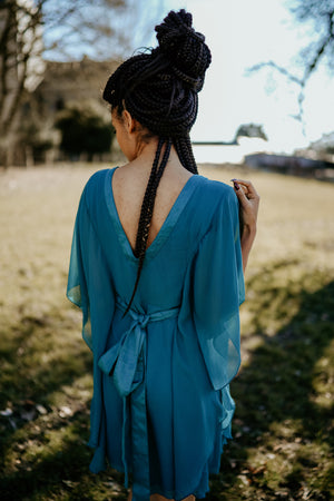 Robe bleu avec noeud dans le dos