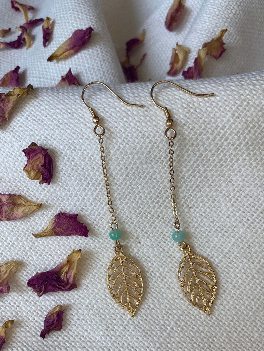 Jolies boucles d'oreilles, longues et raffinées, pour parfaire votre look bohème.