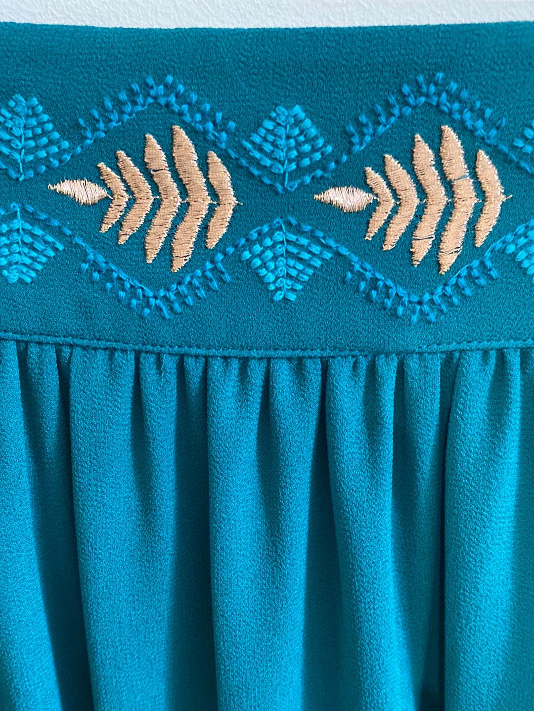 Long fluid skirt with vegetal embroidery