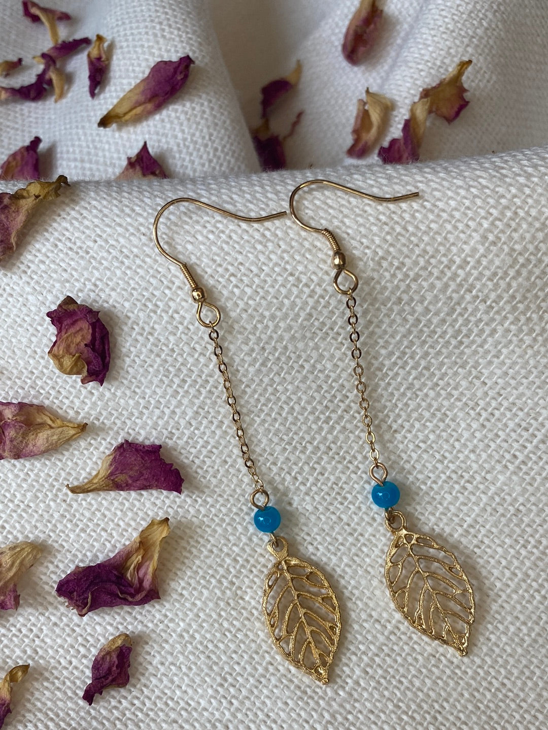 Jolies boucles d'oreilles, longues et raffinées, pour parfaire votre look bohème.