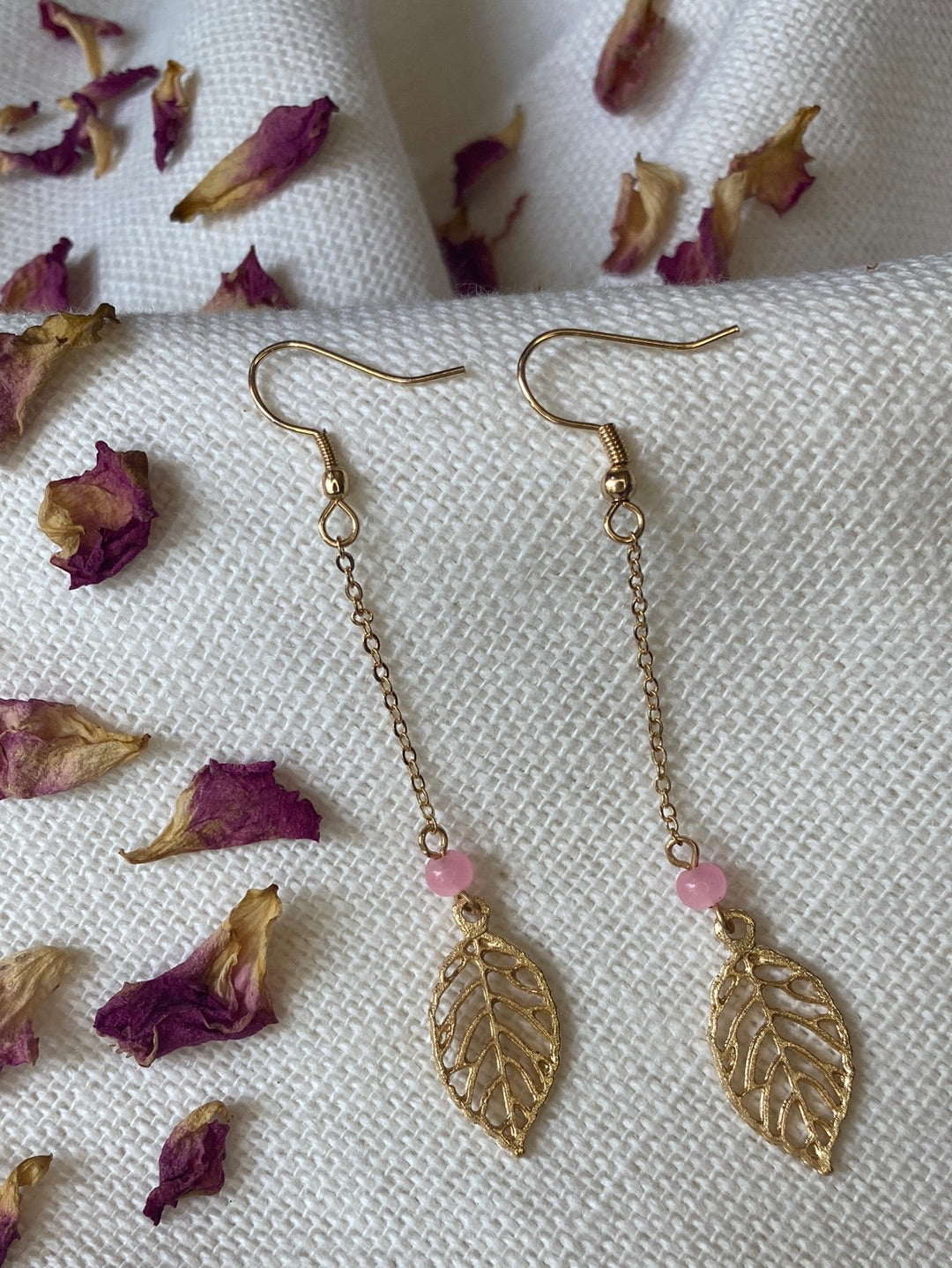 Jolies boucles d'oreilles, longues et raffinées, pour parfaire votre look bohème.