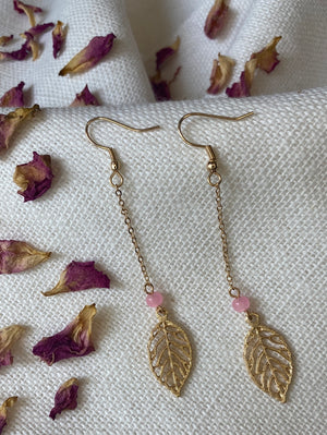 Jolies boucles d'oreilles, longues et raffinées, pour parfaire votre look bohème.